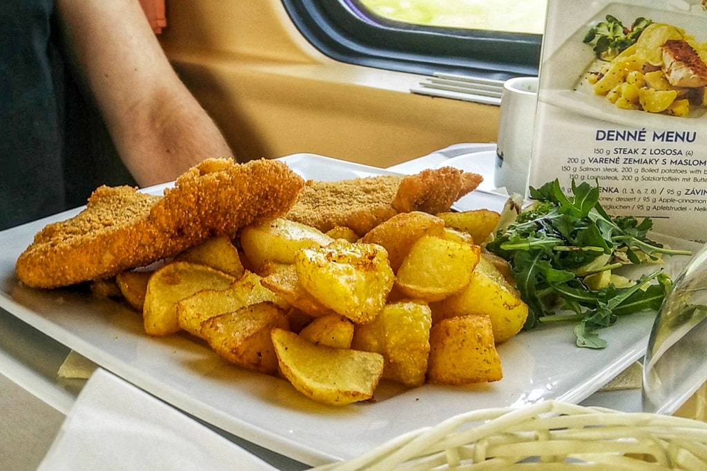 Ein Schnitzel "Wiener Art" vom Huhn im Speisewagen in der Slowakei